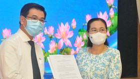Trao nghị quyết phê chuẩn ông Nguyễn Văn Dũng làm Phó Chủ tịch HĐND TPHCM