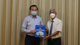 Phó Chủ tịch UBND TPHCM Võ Văn Hoan trao quyết định điều động ông Lê Hồng Sơn tới nhận công tác tại Thành ủy TPHCM