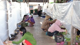 Người dân Củ Chi đi chợ "bình thường mới"