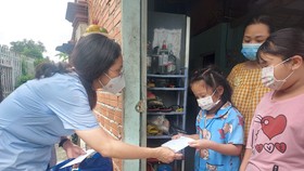 Huyện Bình Chánh trao gửi yêu thương tới trẻ em mồ côi vì Covid-19