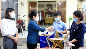 Chủ tịch HĐND TPHCM Nguyễn Thị Lệ thăm, động viên trẻ em mồ côi vì Covid-19