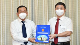 Phó Chủ tịch UBND TPHCM Dương Anh Đức trao quyết định cho tân Phó Giám đốc Sở Y tế TPHCM. Ảnh: VIỆT DŨNG