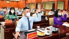 Các đại biểu đã thông qua Nghị quyết đồng thuận đề xuất thực hiện dự án đầu tư xây dựng đường cao tốc TPHCM - Mộc Bài. Ảnh: VIỆT DŨNG
