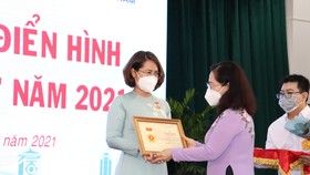 19 đảng viên nhận Huy hiệu Đảng nhân kỷ niệm Cách mạng Tháng 10 Nga