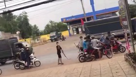 Các thanh thiếu niên được 2 nữ sinh gọi đến