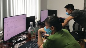 Lực lượng công an đang kiểm tra trụ sở làm việc của Công ty TNHH Việt Khánh