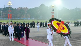 Đại biểu dự Đại hội XIII của Đảng vào Lăng viếng Chủ tịch Hồ Chí Minh