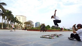 A young player is performing at a open-space park in District 5 (Photo: SGGP)