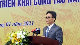 Deputy Prime Minister Vu Duc Dam is delivering his speech in the meeting. (Photo: SGGP)