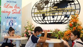 Students are reading books at the festival (Photo: SGGP)