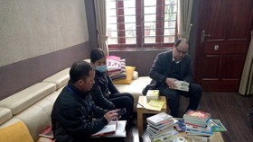Inspectors check pirated books in the two houses (Photo: SGGP)