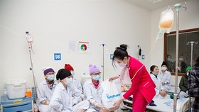 Miss Vietnam 2020 Do Thi Ha presents gifts to blood patients at the National Institute of Haematology and Blood Transfusions. (Photo: VNA)