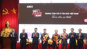 Deputy Prime Minister Vu Duc Dam and MIC’s leaders officially introduced the Information Portal to receive reports on fake news. (Photo: SGGP)