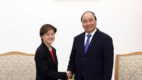Prime Minister Nguyen Xuan Phuc (R) receives outgoing Singaporean Ambassador to Vietnam Catherine Wong (Photo: VNA)