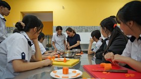 Students of a vocational training facility are learning cooking class(Photo: SGGP)