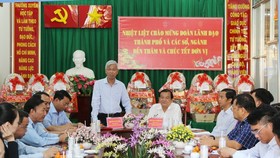 Deputy Chairman of the Ho Chi Minh City People’s Committee Vo Van Hoan at a center (Photo: SGGP)