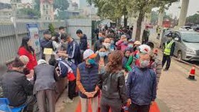 Residents in Hanoi were queuing to visit the station and the trains of Nhon-Hanoi Railway Station metro line on January 23 (Photo: SGGP)