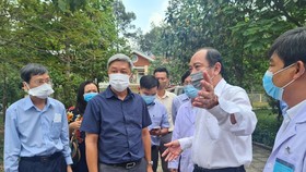 Deputy Health Minister Nguyen Truong Son visits the makeshift hosptial in Cu Chi District, HCMC (Photo: SGGP)