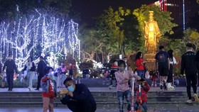 Children and their parents play at Ly Thai To Square in Hoan Kiem Lake. — VNA/VNS Photo
