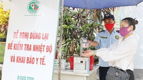 People are instructed to wash their hands with disinfectant before entering patients' rooms (Photo: SGGP)