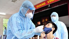 A medical worker taking sample for Covid-19 testing in District 5, HCMC (Illustrative photo)
