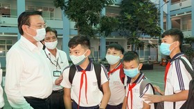 Director of the Ho Chi Minh City Department of Education and Training Le Hong Son talks to students in the first day of coming back schools (Photo: SGGP)