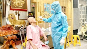A health worker is taking samples for test (Photo: SGGP)