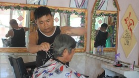 Le Minh Tan give free haircuts to the elderly (Photo: SGGP)