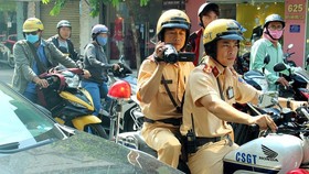 Traffic police work hard to ensure traffic safety during national holidays