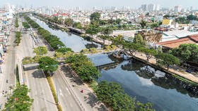 HCMC Party Chief requires focus on urban renewal, residents’ living improvement