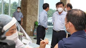 HCMC Chairman inspects Covid-19 vaccine administration