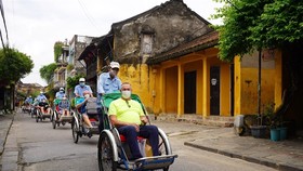 First foreign visitors enjoy Hoi An tour after 2 years