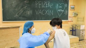 Tenth, eleventh, twelfth graders in Hanoi can return to school from December 6