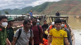 Victims are rescued from Rao Trang 4 hydropower plant