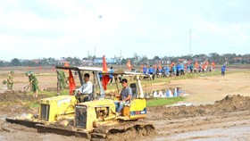 Quang Tri Province mobilized forces to clear up the sand and soil to fill the fields after the floods.