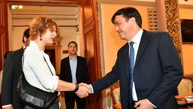 Deputy Chairman of Ho Chi Minh City People’s Committee Mr. Le Hoa Binh and Ms. Elsbeth Akkerman, Dutch Ambassador to Vietnam ( Photo: SGGP/ Viet Dung)