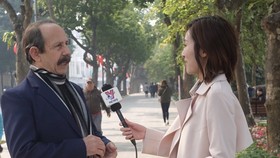 Alberto Salazar, a resident correspondent of Prensa Latina in Vietnam, in an interview with the Vietnam News Agency (Photo: VNA)