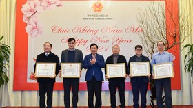 Reporters receive certificates of merit from Deputy Prime Minister cum Minister of Foreign Affairs Mr. Pham Binh Minh for their great contributions into the diplomatic field.