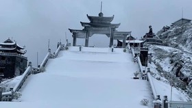 Snow, ice fully cover on top of Fansipan mountain