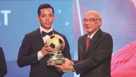 Head of the Propaganda and Training Board Mr. Phan Nguyen Nhu Khue hands over golden ball to football player Nguyen Van Quyet
