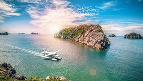 Exploring Ha Long Bay by hydroplane (Photo: VNA)