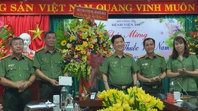 Senior Lieutenant General Nguyen Van Son, Deputy Minister of Public Security visits and congratulates medical staff of Hospital 199 on the occasion of the 66th anniversary of Vietnamese Doctors’ Day.