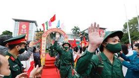 Young people set off for military service in Hanoi (Photo: VNA)