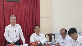 Deputy Chairman of the Ho Chi Minh City People’s Committee Ngo Minh Chau works with leaders of the People’s Committee of District 8.