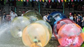 Hanoi residents gather at Thu Le park on Hung Kings Commemoration Day