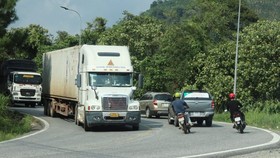 Vehicles not follow rules of safe distancing, move on right side of Bao Loc pass