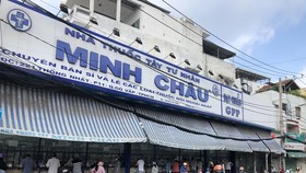 HCMC residents crowd supermarkets, pharmacies rushing to stockpile goods