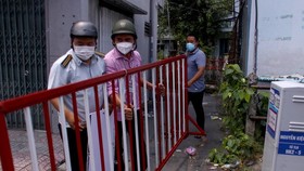 HCMC removes barriers on numerous roads, alleys