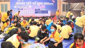Students, workers to be given tickets of trains, buses, flights for Tet holiday