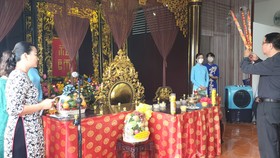 Đạo diễn Tôn Thất Cần, Phó Chủ tịch Hội Sân khấu TPHCM dâng hương Tổ nghiệp